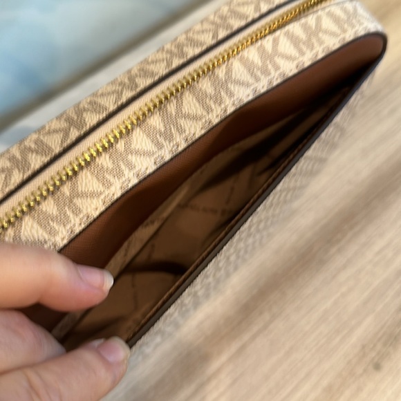 Michael by Michael Kors Jet Set Logo Crossbody Bag – Camera Style - Picture 7 of 8